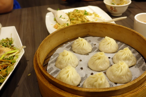 犁園湯包館(永和店)：(胖樺食記) 新北永和推薦美食「犁園湯包館永貞店」，南瓜芝麻包好看又好吃/捷運頂溪站/捷運南京復興