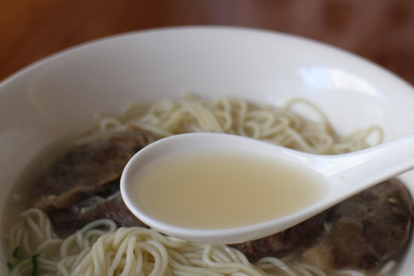 貳壹村精緻麵點：【愛玩客】介紹藝人孫鵬開的店「貳壹村精緻麵點」新竹牛肉麵/近世博