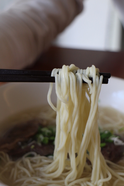 貳壹村精緻麵點：【愛玩客】介紹藝人孫鵬開的店「貳壹村精緻麵點」新竹牛肉麵/近世博