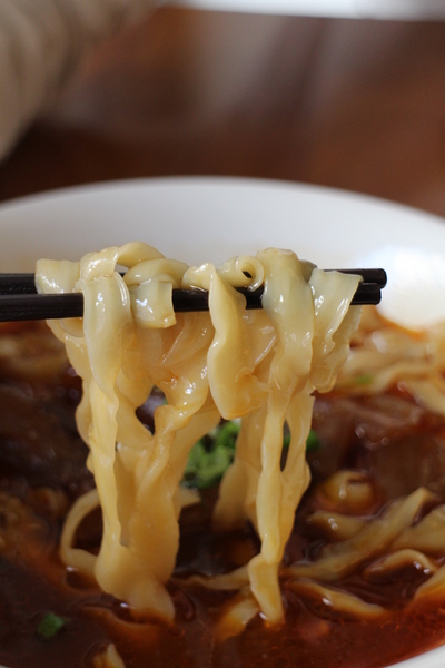 貳壹村精緻麵點：【愛玩客】介紹藝人孫鵬開的店「貳壹村精緻麵點」新竹牛肉麵/近世博