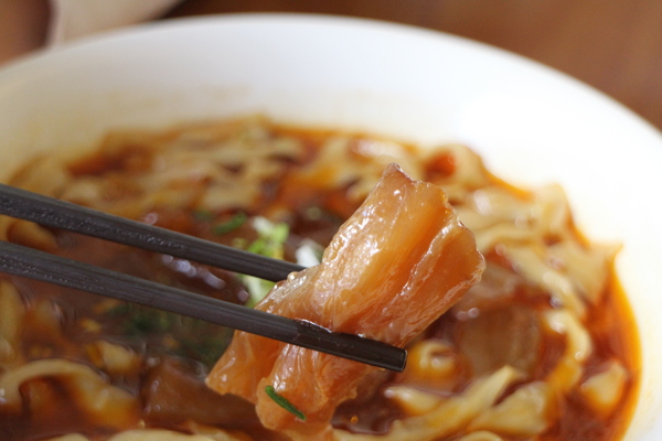 貳壹村精緻麵點：【愛玩客】介紹藝人孫鵬開的店「貳壹村精緻麵點」新竹牛肉麵/近世博