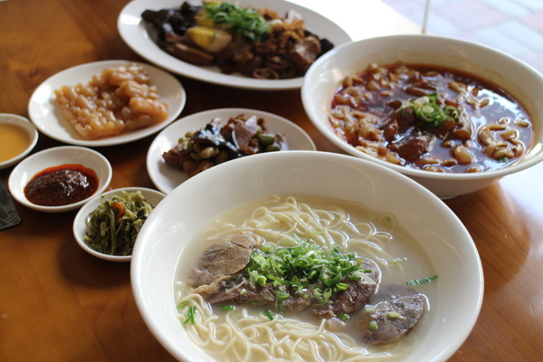 貳壹村精緻麵點：【愛玩客】介紹藝人孫鵬開的店「貳壹村精緻麵點」新竹牛肉麵/近世博