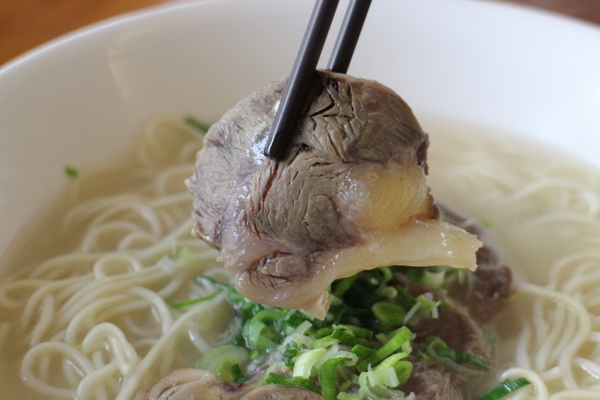 貳壹村精緻麵點：【愛玩客】介紹藝人孫鵬開的店「貳壹村精緻麵點」新竹牛肉麵/近世博