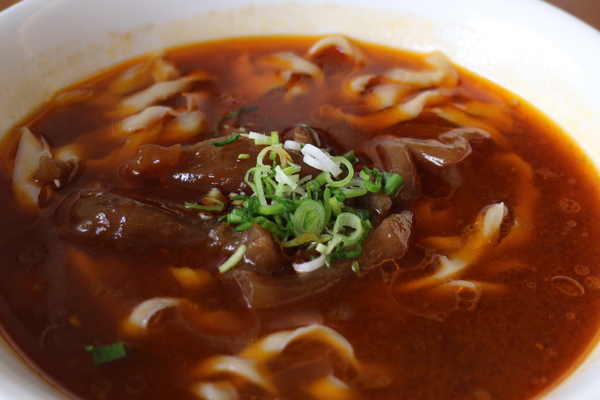 貳壹村精緻麵點：【愛玩客】介紹藝人孫鵬開的店「貳壹村精緻麵點」新竹牛肉麵/近世博