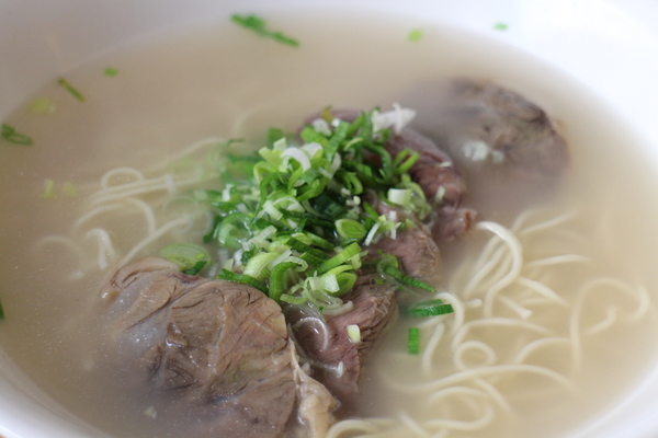 貳壹村精緻麵點：【愛玩客】介紹藝人孫鵬開的店「貳壹村精緻麵點」新竹牛肉麵/近世博