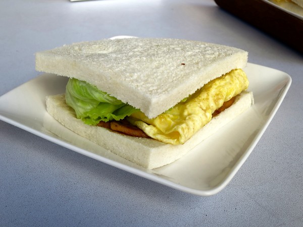 燒肉咬蛋(辛亥店)：燒肉咬蛋，ㄛ伊西~