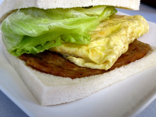 燒肉咬蛋(辛亥店)：燒肉咬蛋，ㄛ伊西~