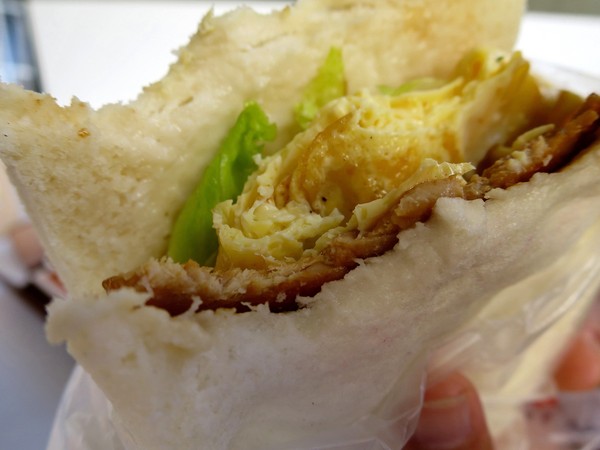 燒肉咬蛋(辛亥店)：燒肉咬蛋，ㄛ伊西~