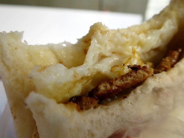 燒肉咬蛋(辛亥店)：燒肉咬蛋，ㄛ伊西~