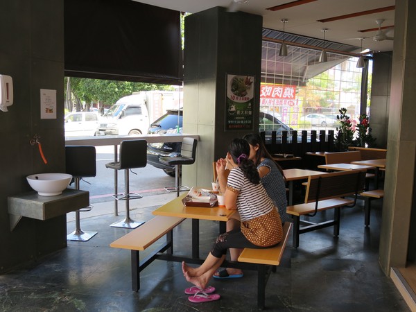 燒肉咬蛋(辛亥店)：燒肉咬蛋，ㄛ伊西~