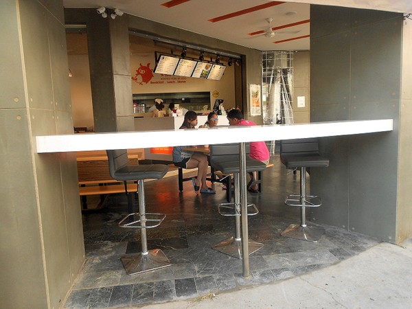 燒肉咬蛋(辛亥店)：燒肉咬蛋，ㄛ伊西~