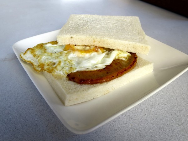 燒肉咬蛋(辛亥店)：燒肉咬蛋，ㄛ伊西~