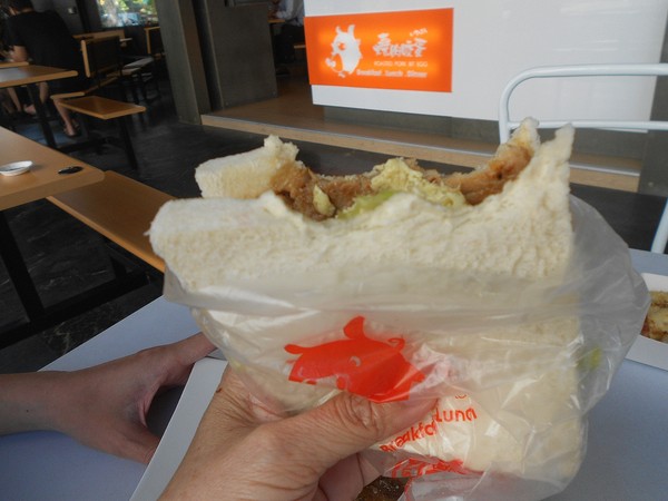 燒肉咬蛋(辛亥店)：燒肉咬蛋，ㄛ伊西~