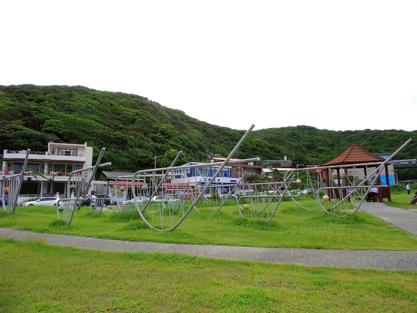基隆八斗子潮境公園:【基隆旅遊】潮境公園旁的環保復育公園~出現哈利波特魔法學院巨大飛天掃帚,IG新熱門打卡景點GOGO