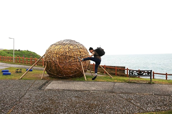 基隆八斗子潮境公園:【基隆旅遊】潮境公園旁的環保復育公園~出現哈利波特魔法學院巨大飛天掃帚,IG新熱門打卡景點GOGO