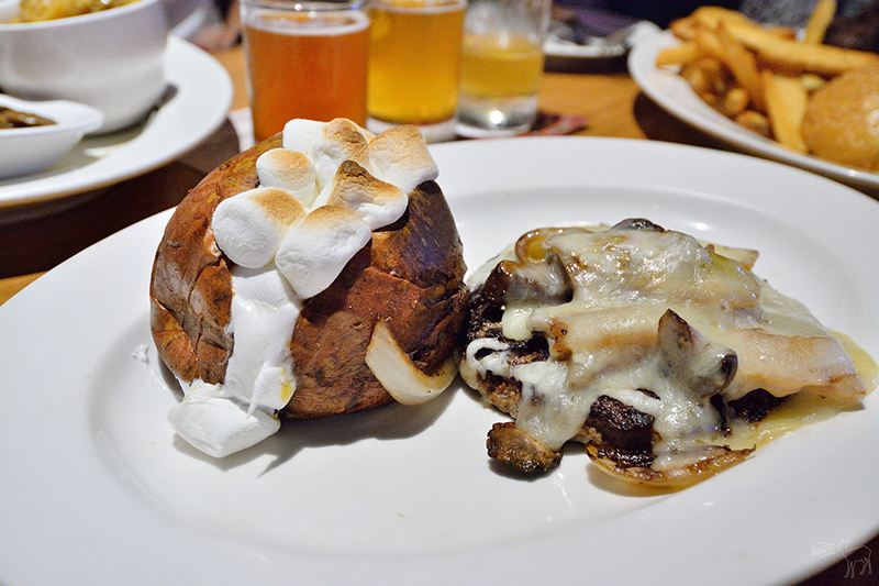 台北信義區Texas Roadhouse微風松高:德州鮮切牛排&烤棉花糖地瓜,美式聚餐餐廳,捷運市政府站美食