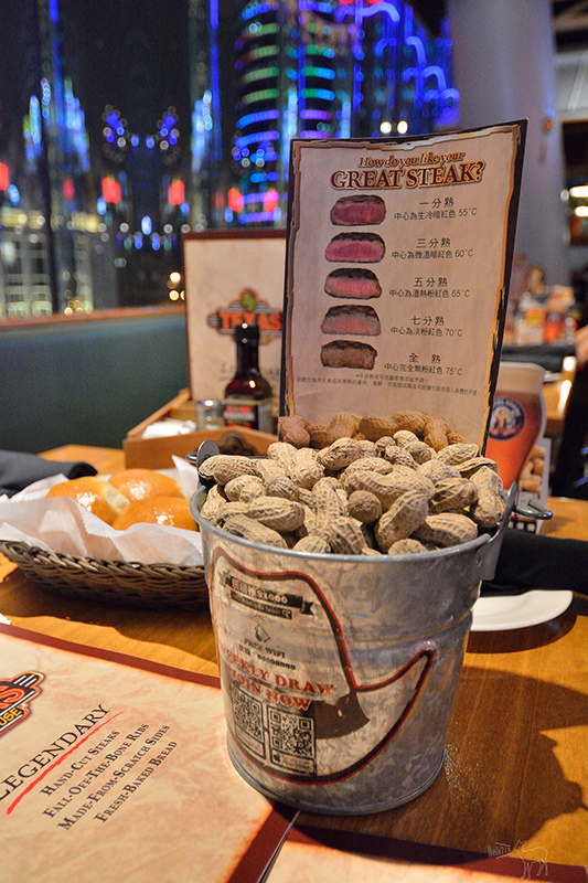 台北信義區Texas Roadhouse微風松高:德州鮮切牛排&烤棉花糖地瓜,美式聚餐餐廳,捷運市政府站美食