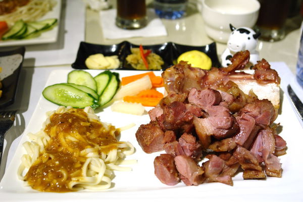 噠咘牛鮮切炭烤牛排:噠咘牛鮮切炭烤牛排--體驗年輕人的美式碳烤牛排--粗獷又豪邁比臉還大的頂級肋眼