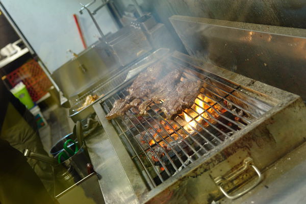 噠咘牛鮮切炭烤牛排:噠咘牛鮮切炭烤牛排--體驗年輕人的美式碳烤牛排--粗獷又豪邁比臉還大的頂級肋眼