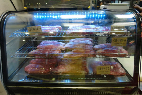 噠咘牛鮮切炭烤牛排:噠咘牛鮮切炭烤牛排--體驗年輕人的美式碳烤牛排--粗獷又豪邁比臉還大的頂級肋眼