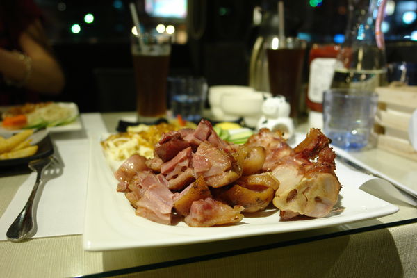 噠咘牛鮮切炭烤牛排:噠咘牛鮮切炭烤牛排--體驗年輕人的美式碳烤牛排--粗獷又豪邁比臉還大的頂級肋眼