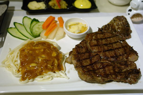 噠咘牛鮮切炭烤牛排:噠咘牛鮮切炭烤牛排--體驗年輕人的美式碳烤牛排--粗獷又豪邁比臉還大的頂級肋眼