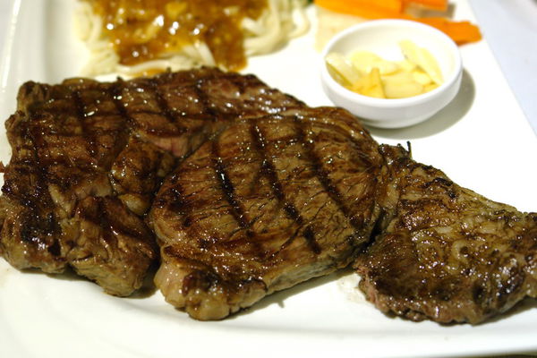 噠咘牛鮮切炭烤牛排:噠咘牛鮮切炭烤牛排--體驗年輕人的美式碳烤牛排--粗獷又豪邁比臉還大的頂級肋眼