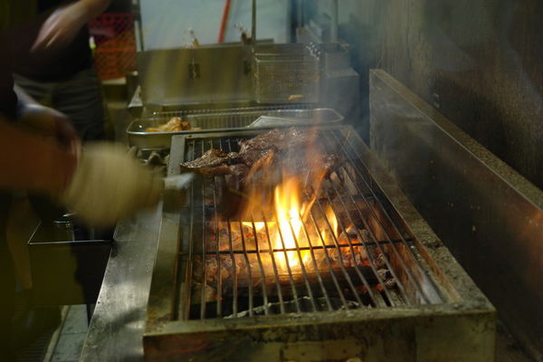 噠咘牛鮮切炭烤牛排:噠咘牛鮮切炭烤牛排--體驗年輕人的美式碳烤牛排--粗獷又豪邁比臉還大的頂級肋眼