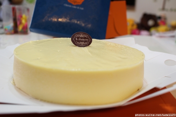 1%Bakery：1％Bakery✪每一種都能試吃，最❤經典重乳酪蛋糕~103.10.24