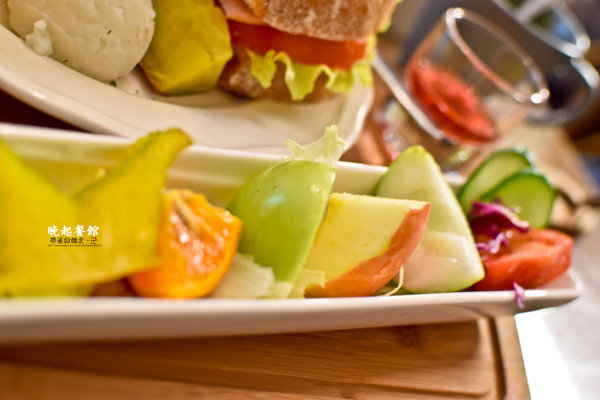 晚起餐館:台南 中西區.藏身巷內 溫暖手做料理早午餐 晚起餐館