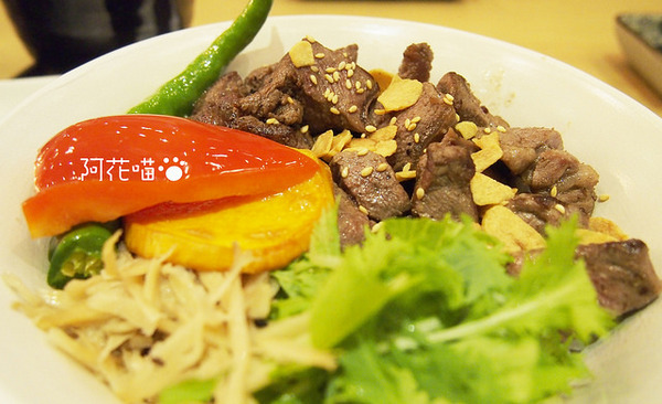 和歌壽司：【西門】澎派系丼飯定食『和歌壽司』，超特色生魚片丼飯、比目魚鰭邊肉、骰子牛排丼