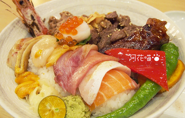 和歌壽司：【西門】澎派系丼飯定食『和歌壽司』，超特色生魚片丼飯、比目魚鰭邊肉、骰子牛排丼