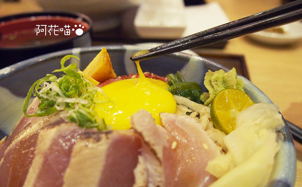 和歌壽司：【西門】澎派系丼飯定食『和歌壽司』，超特色生魚片丼飯、比目魚鰭邊肉、骰子牛排丼