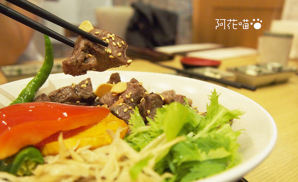 和歌壽司：【西門】澎派系丼飯定食『和歌壽司』，超特色生魚片丼飯、比目魚鰭邊肉、骰子牛排丼