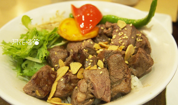 和歌壽司：【西門】澎派系丼飯定食『和歌壽司』，超特色生魚片丼飯、比目魚鰭邊肉、骰子牛排丼