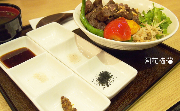 和歌壽司：【西門】澎派系丼飯定食『和歌壽司』，超特色生魚片丼飯、比目魚鰭邊肉、骰子牛排丼