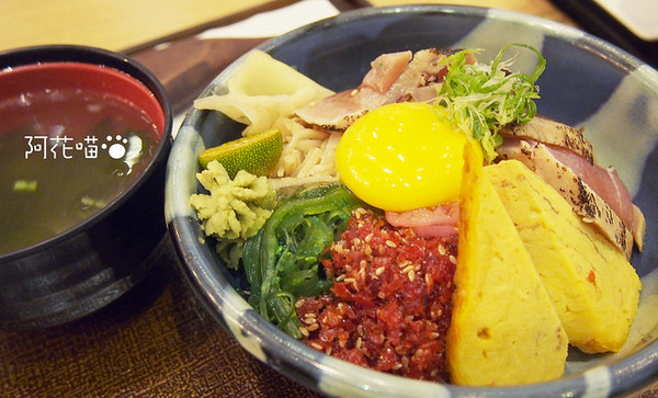 和歌壽司：【西門】澎派系丼飯定食『和歌壽司』，超特色生魚片丼飯、比目魚鰭邊肉、骰子牛排丼