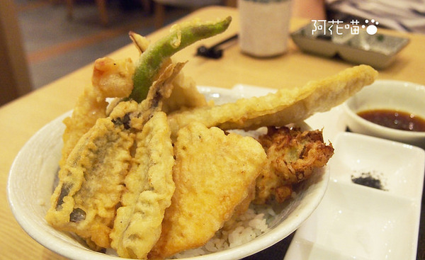 和歌壽司：【西門】澎派系丼飯定食『和歌壽司』，超特色生魚片丼飯、比目魚鰭邊肉、骰子牛排丼