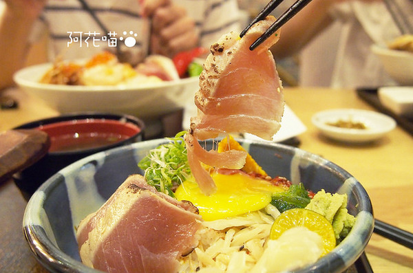 和歌壽司：【西門】澎派系丼飯定食『和歌壽司』，超特色生魚片丼飯、比目魚鰭邊肉、骰子牛排丼