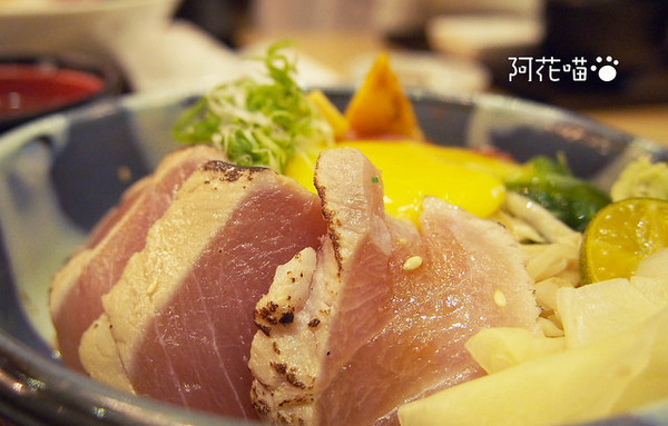 和歌壽司：【西門】澎派系丼飯定食『和歌壽司』，超特色生魚片丼飯、比目魚鰭邊肉、骰子牛排丼