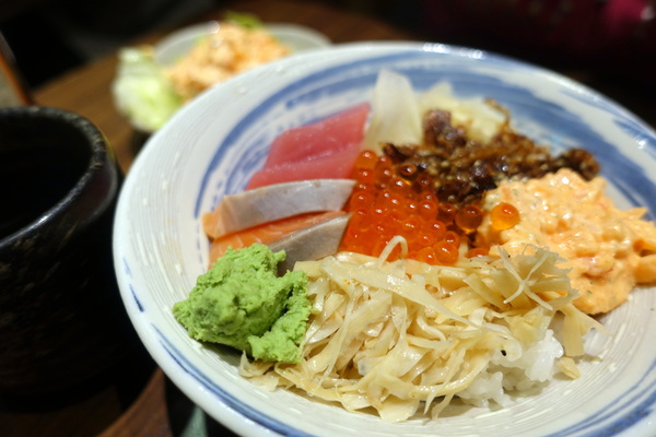 永康肥鰻屋：(胖樺食記) 台北市永康街有好吃鰻魚飯的「永康肥鰻屋」，小酌一杯或吃飽飽都可/捷運東門站/丼飯定時/居酒屋