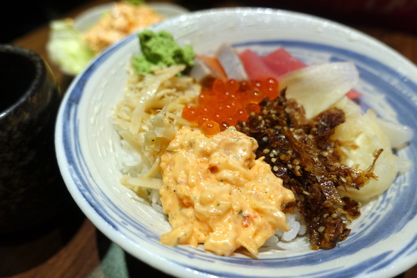 永康肥鰻屋：(胖樺食記) 台北市永康街有好吃鰻魚飯的「永康肥鰻屋」，小酌一杯或吃飽飽都可/捷運東門站/丼飯定時/居酒屋