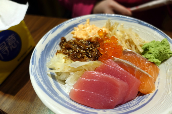 永康肥鰻屋：(胖樺食記) 台北市永康街有好吃鰻魚飯的「永康肥鰻屋」，小酌一杯或吃飽飽都可/捷運東門站/丼飯定時/居酒屋