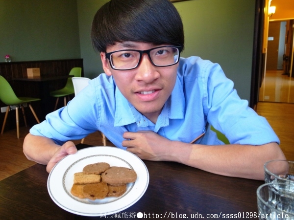 費奧納咖啡(屏東店)：【美食特搜。屏東市】CAFE' FIONA 費奧納咖啡(屏東店)。小巷裡的曼妙姿態 喝杯咖啡享受生活小確幸