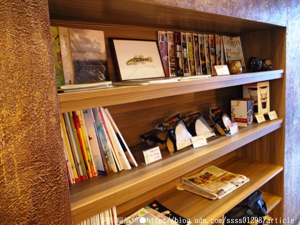 費奧納咖啡(屏東店)：【美食特搜。屏東市】CAFE' FIONA 費奧納咖啡(屏東店)。小巷裡的曼妙姿態 喝杯咖啡享受生活小確幸