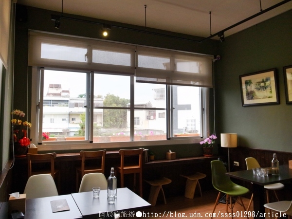 費奧納咖啡(屏東店)：【美食特搜。屏東市】CAFE' FIONA 費奧納咖啡(屏東店)。小巷裡的曼妙姿態 喝杯咖啡享受生活小確幸