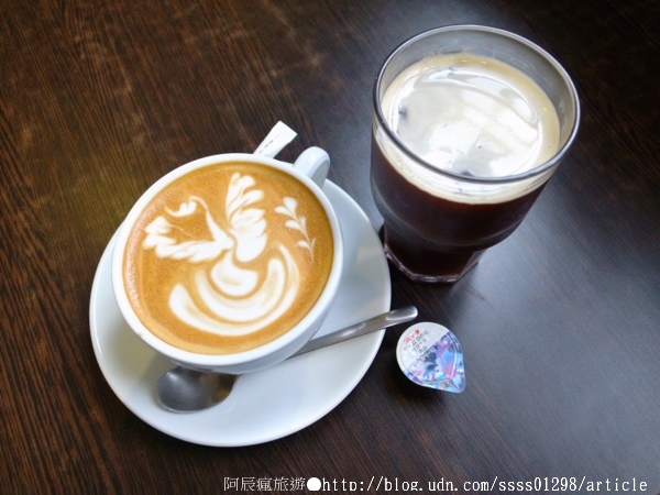 費奧納咖啡(屏東店)：【美食特搜。屏東市】CAFE' FIONA 費奧納咖啡(屏東店)。小巷裡的曼妙姿態 喝杯咖啡享受生活小確幸