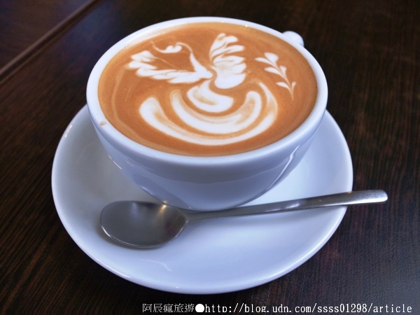 費奧納咖啡(屏東店)：【美食特搜。屏東市】CAFE' FIONA 費奧納咖啡(屏東店)。小巷裡的曼妙姿態 喝杯咖啡享受生活小確幸