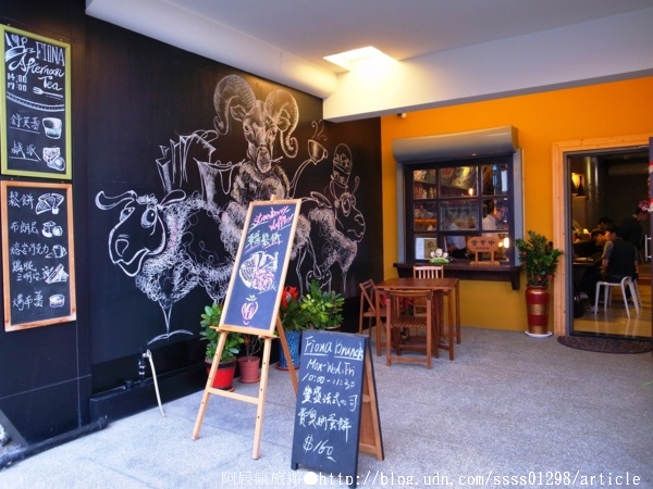 費奧納咖啡(屏東店)：【美食特搜。屏東市】CAFE' FIONA 費奧納咖啡(屏東店)。小巷裡的曼妙姿態 喝杯咖啡享受生活小確幸