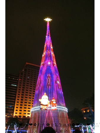 新北市政府行政大樓：【遊記】oO。台北  各區聖誕樹齊聚～美麗又浪漫！。o○。